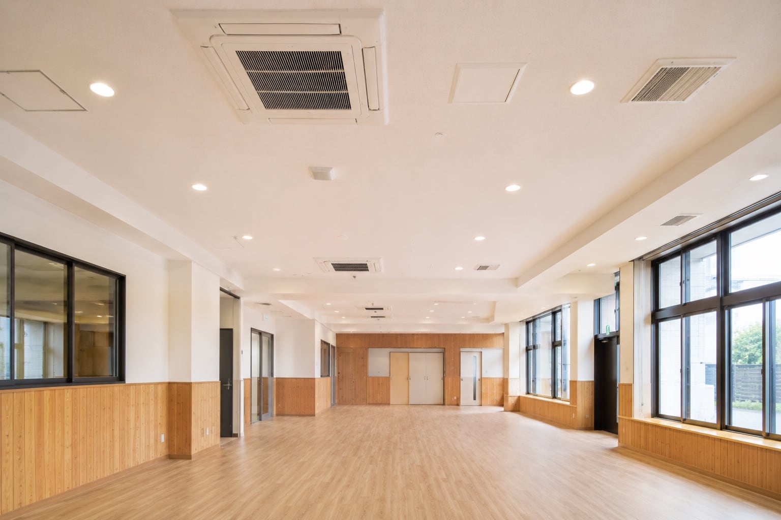 天井カセット形エアコンが整然と納まった施設の室内（イメージ）