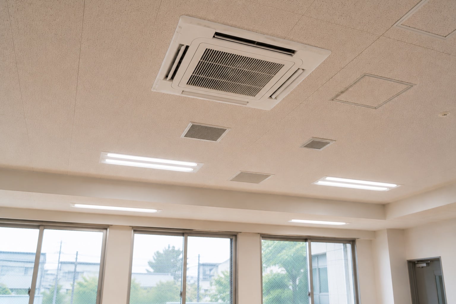 施工後：新しく入れ替わった天井カセット形エアコン（イメージ）